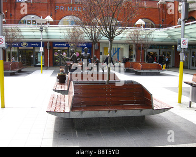 Un area con posti a sedere a Ealing Broadway Shopping Mall, London, England, Regno Unito Foto Stock