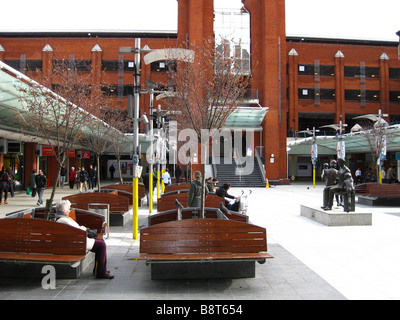 Un area con posti a sedere a Ealing Broadway Shopping Mall, London, England, Regno Unito Foto Stock