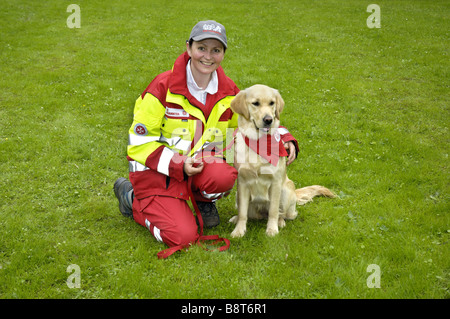 Golden Retriever (Canis lupus f. familiaris), donna con cane di salvataggio Foto Stock