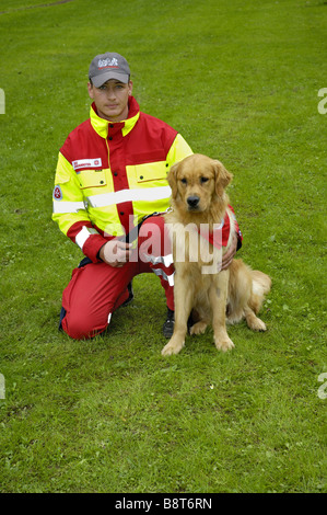 Golden Retriever (Canis lupus f. familiaris), l uomo con il cane di salvataggio Foto Stock