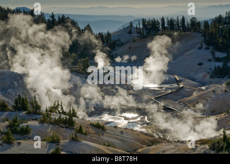 Le fumarole le Fumarie di Vapore a Bumpass Hell area in Parco nazionale vulcanico di Lassen California USA Foto Stock