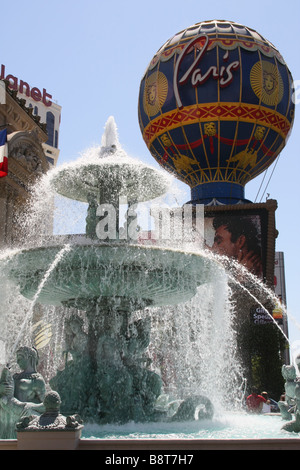 Replica di La Fontaine des Mers e il palloncino Montgolfier fuori il Paris Las Vegas Las Vegas Foto Stock