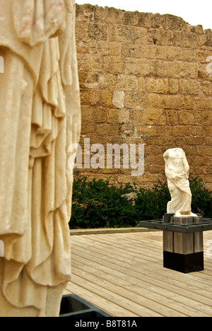 Resti di antichi decorativi statue in marmo sculture sul display nel re Erode costruito Cesarea porto Foto Stock