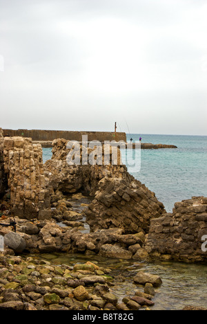 Resti di antichi frangiflutti intorno al re Erode costruito il porto di Cesarea sul mare Mediterraneo coast Foto Stock