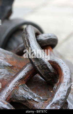 Primo piano della vecchia catena di ancoraggio al di fuori della storia locale centro, Poole Quay, Dorset Foto Stock