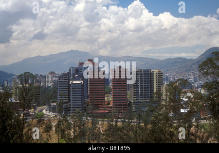 Alto edificio di condomini, edifici di appartamenti e di edifici per uffici a New Quito, Ecuador Foto Stock