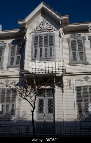Un tipico palazzo di legno in Büyükada, uno dei principi isole vicino a Istanbul. Foto Stock