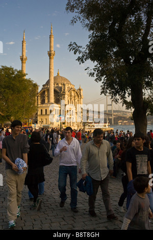 Sera La folla a Ortakoy, Istanbul, con moschea e Ponte sul Bosforo in background. Foto Stock