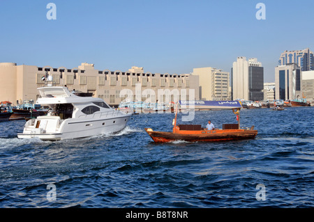 Dubai Creek waterfront con Abras i taxi d'acqua e moderne imbarcazioni a motore di lancio Foto Stock