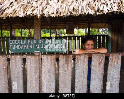 Una giovane madre in attesa in un vuoto schoolhouse in Amazzonia. Jamaraquá, floresta fare Tapajos, Para stato, Brasile. Foto Stock