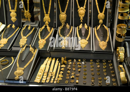 Necklace display in gold souk vetrina, Dubai, UAE Foto Stock