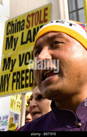 I dimostranti fuori dall'ambasciata cinese a Londra per celebrare i 50 anni del Tibet lotta contro la sovranità cinese Foto Stock