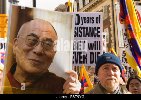 I dimostranti fuori dall'ambasciata cinese a Londra per celebrare i 50 anni del Tibet lotta contro la sovranità cinese Foto Stock