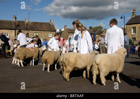 Giovani espositori a Masham pecore Fair North Yorkshire England Regno Unito (c) Marc Jackson Fotografia Foto Stock