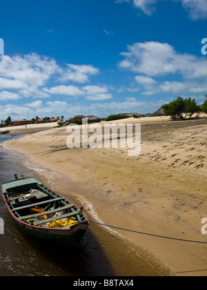 Un fisherboat sul Rio Preguiças tra Barreirinhas e Caburé, nel Lençois regione dello stato del Maranhão, Brasile. Foto Stock