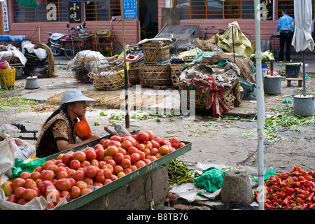 Al mercato nella città vecchia di Dali, nella provincia dello Yunnan in Cina Foto Stock