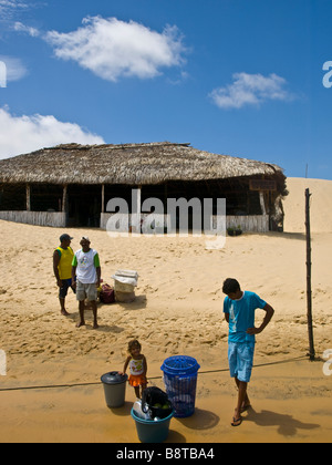 Abitanti di una piccola comunità di riverside vieni a casa da una gita in barca, Rio Preguiças, Lençois Maranhenses, Brasile. Foto Stock