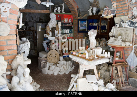 La bottega di un artigiano di alabastro nella vecchia città sulla collina di Volterra, Tusacny, Italia. Foto Stock