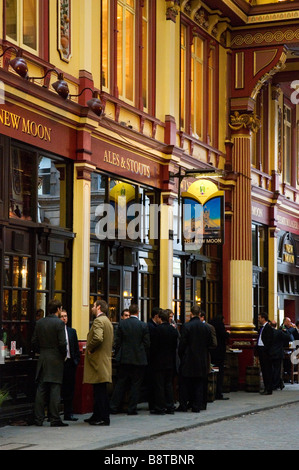 I lavoratori della città mentre sorseggiate un drink al di fuori di un pub al mercato Leadenhall nella city di Londra, in Inghilterra, Regno Unito Foto Stock