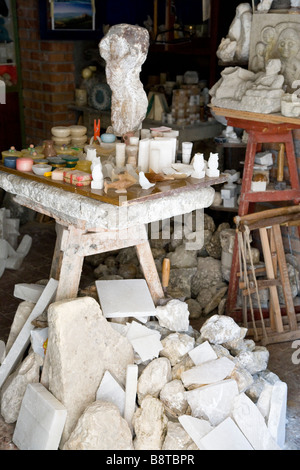 La bottega di un artigiano di alabastro nella vecchia città sulla collina di Volterra, Tusacny, Italia. Foto Stock