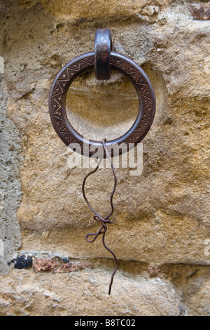 Un anello di ferro per la legatura fino a cavallo nelle stradine della vecchia città sulla collina di Volterra, Toscana, Italia. Foto Stock