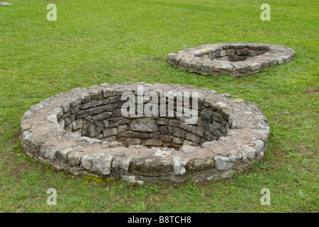 Parc archologique europen de Bliesbruck-Reinheim. Fori per lo smaltimento dei rifiuti in un antico insediamento romano, Francia, Lorraine Foto Stock