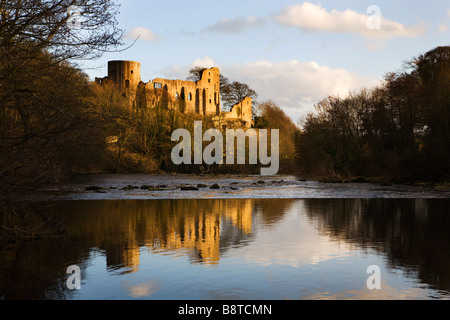 Il castello si riflette nella Tees Barnard Castle County Durham Inghilterra Foto Stock