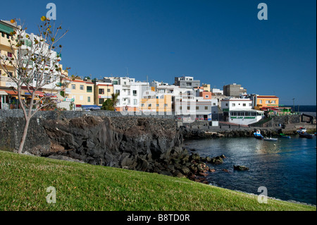 Nel tardo pomeriggio il sole illumina Los Abrigos villaggio porto nella parte sud di Tenerife Isole Canarie Spagna Foto Stock