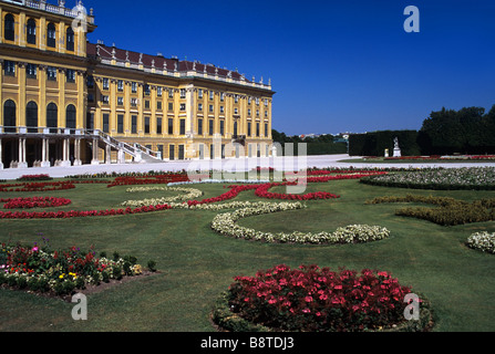 Il Barocco di Schloss Schönbrunn Palace (1744-49) & stile francese giardini formali, Vienna, Austria Foto Stock
