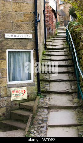 Jim campane Stile passi in Robin cappe Bay, North Yorkshire, Regno Unito Foto Stock