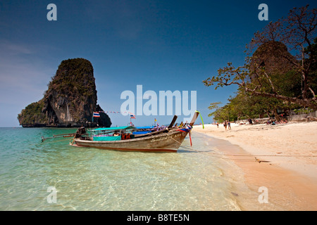 Phra Nang Beach: Barca Long-Tail con Rock Foto Stock