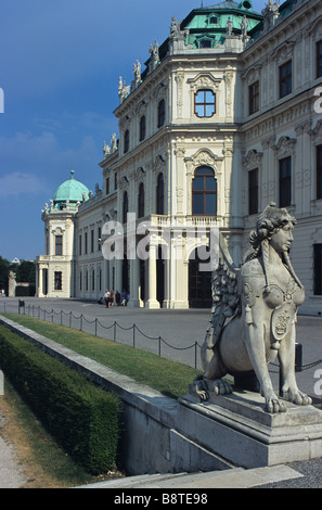 Schloss Belvedere, Oberes (superiore) Belvedere Palazzo Barocco (1721-23) e la Sfinge statua, Vienna, Austria Foto Stock