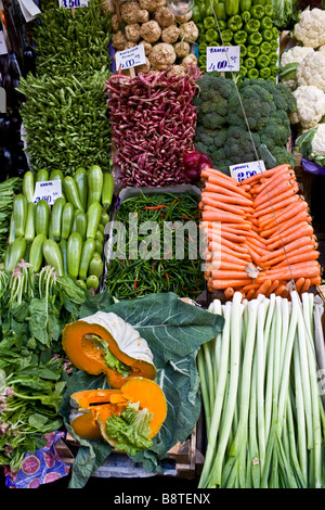 Prodotti freschi al mercato di Kardikoy ad Istanbul in Turchia. Foto Stock
