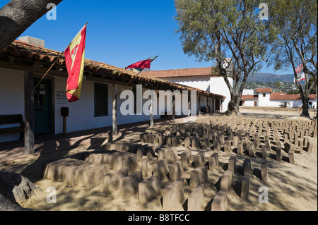 Appena fatte di mattoni di adobe (per la ricostruzione in corso) essiccazione al sole di fronte al Presidio, Santa Barbara, California Foto Stock