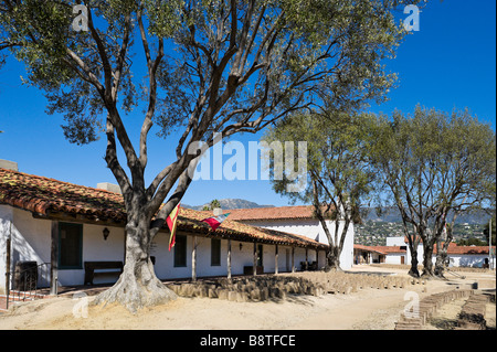 Appena fatte di mattoni di adobe (per la ricostruzione in corso) essiccazione al sole di fronte al Presidio, Santa Barbara, California Foto Stock