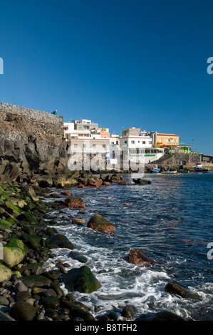 Nel tardo pomeriggio il sole illumina Los Abrigos villaggio porto nella parte sud di Tenerife Isole Canarie Spagna Foto Stock