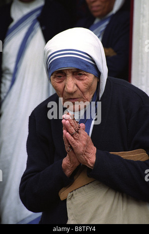Madre Teresa di Calcutta pregando foto di DAVID BAGNALL Foto Stock