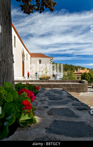 La "Iglesia de San Pedro' chiesa in piazza cittadina di Vilaflor un fiore villaggio vicino Parco Nazionale del Teide Tenerife Isole Canarie Foto Stock