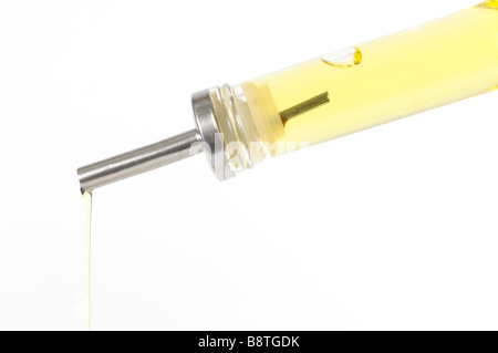 Olio di oliva versata da una bottiglia Foto Stock