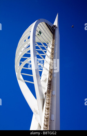 Guardando verso l'alto la Spinnaker Tower al Gunwharf Quays a Portsmouth, Hampshire, Regno Unito Foto Stock