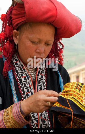 Colorato Dao lady di montagna del nord del Vietnam partecipando in un punto del ricamo Foto Stock