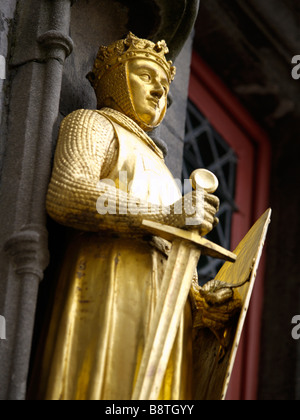 Golden knight sulla facciata della Basilica del Sangue Sacro chiesa nel centro storico della città di Bruges Brugge Belgio Foto Stock