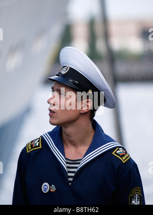 Marinaio in uniforme del russo tall ship Mir fotografato in Antwerp in Belgio durante la tall ship Races 2006 Foto Stock