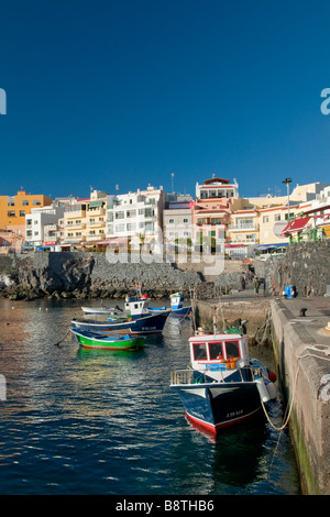 Nel tardo pomeriggio il sole illumina Los Abrigos villaggio Porto e barche da pesca nel sud di Tenerife Isole Canarie Spagna Foto Stock