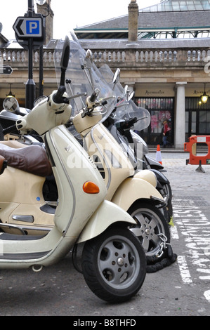 Fila di scooter, Covent Garden di Londra, Inghilterra. Foto Stock