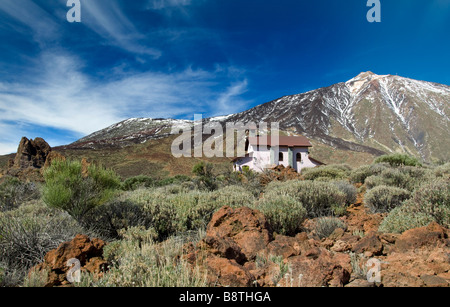 Hermitage Ermita de las Nieves con Snow capped Mount Teide dietro, Parco Nazionale del Teide Tenerife Canarie Spagna Foto Stock