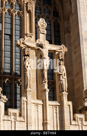 Statua di Cristo sulla croce a St Annes Cattedrale Cattolica in Leeds West Yorkshire Inghilterra Foto Stock