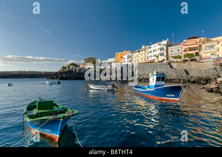 Nel tardo pomeriggio il sole illumina Los Abrigos villaggio Porto e barche da pesca nel sud di Tenerife Isole Canarie Spagna Foto Stock