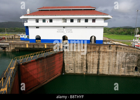 Il canale di Panama si blocca (Spagnolo: Esclusas del Canal de Panamá) sono un sistema di bloccaggio che solleva una nave fino 85 piedi (26 m.) per il prospetto principale. Galun. Foto Stock