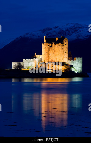 Rising Tide che fluisce intorno al Castello Eilean Donan sulle rive di Loch Duich, in Kintail, Highlands Scozzesi. Foto Stock